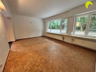 <p><span>Dit gunstig gelegen gelijkvloers appartement vinden we in de gegeerde Pulhof-wijk in Berchem.</span></p><p><span>Met directe toegang tot het openbaar vervoer (tram en bus), winkels in de buurt en een oprit naar de Antwerpse Ring vlakbij, is dit een ideale locatie om te wonen in een rustige, groene omgeving en toch overal dichtbij.</span></p><p><span>Binnengekomen in het appartement vinden we in de inkomhal een ingemaakte vestiairekast en aansluitend betreden we de woonkamer van 25 m² op blokjesparket. </span></p><p><span>In de slaapkamer is een ingemaakte kleerkast. De parketvloer loopt door in beide ruimtes. </span></p><p><span>De badkamer omvat een hangtoilet, badkamermeubel met enkele lavabo en spiegel, een handdoek-radiator en een inloopdouche. Hier is ook de aansluiting voorzien voor een wasmachine.</span></p><p><span>De keuken in moderne stijl is voorzien van een koelkast, diepvriezer met 3 laden, een spoelbak, kookplaat en dampkap.</span></p><p><span>Dankzij de hoekligging geniet je van optimale lichtinval en elk raam heeft een rolluik.</span></p><p><span>Verder is er nog een autostaanplaats achter het gebouw en 2 fietsenstallingen inbegrepen in de huurprijs.</span></p><p><span> </span></p><p><span>Nuttige informatie:</span></p><p><span> </span></p><p><span>- Gemeenschappelijke kosten: provisie van €150/maand (verwarming en water inclusief, alsook afvalverwerking, onderhoud gemene delen en tuin, minuterie)</span></p><p><span>- Huurwaarborg: 3 maanden </span></p><p><span>- Plaatsbeschrijving: eenmalig €225 </span></p><p><span>- EPC label D (375 kWh/m²)</span></p><p><span>- Beschikbaar vanaf 01/10/2026 </span></p><p><span> </span></p><p><span>Boek nu zelf ONLINE uw afspraak in. Surf naar het betreffende eigendom op onze website www.habicom.be en klik op de roze knop 'PLAN EEN BEZOEK'. </span></p><p><span>Voor meer info surf naar <span>www.habicom.be</span></span><span> </span></p><p><span> </span></p>