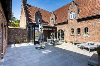 Bent u op zoek naar een instapklare villa op een strategische ligging in Groot-Bijgaarden? Dan stellen wij u graag deze charmante, landelijke woning (bouwjaar 1985) voor, gelegen op een prachtig perceel van 19 are op <strong>Hoogveld 29</strong>.<br />De woning geniet van een uitstekende bereikbaarheid: winkels, scholen, openbaar vervoer en het station van Dilbeek bevinden zich op wandelafstand. Met de wagen bereikt u vlot het centrum van Dilbeek, Ternat en de op- en afritten van de E40.<br /><br />Kortom, de ideale woning voor wie ruimte, rust en een centrale ligging wil combineren.<br /><br /><span>Indeling</span><br /><br />Via de ruime inkomhal met ingemaakte kasten, gastentoilet en een aparte bureauruimte betreden we de woning. Aansluitend bevindt zich de indrukwekkende woon- en eetkamer van maar liefst 62 m², met een plafondhoogte van 6 meter in de leefruimte, wat zorgt voor een bijzonder ruimtelijk gevoel.<br /><br />De ruime leefkeuken is volledig uitgerust en afgewerkt met kwalitatieve materialen. Vanuit de keuken heeft u directe toegang tot de pergola en het zonnige terras van 75 m², dat geniet van optimale privacy en een gunstige zuidoriëntatie.<br /><br />Op het eerste verdiep bevinden zich drie ruime slaapkamers (18 m², 19 m² en 12 m²), een badkamer met ligbad, een aparte douchekamer en een afzonderlijk toilet. De mezzanine vormt hier een absolute meerwaarde en creëert een mooie open verbinding met de woonkamer.<br /><br />De tweede verdieping (zolderverdieping) van maar liefst 58 m² is ingericht als een zeer ruime zolderkamer met sanitaire voorzieningen en bijkomende zolderruimte.<br /><br />Daarnaast beschikt de woning over een ruime kelder en een garage voor twee wagens. Boven de garage bevindt zich nog een polyvalente ruimte met douche, ideaal als hobbyruimte, bureau of extra slaapkamer.<br /><br /><span>Troeven: </span>EPC B – nieuwe ramen – elektriciteit conform – nieuwe verwarmingsketel op aardgas (2025) <br /><br />Is dit de droomwoning voor u en uw gezin? Contacteer ons vandaag nog voor een bezoek ter plaatse!<br /><br /><strong>02 887 80 56 - info@impromove.be</strong>
