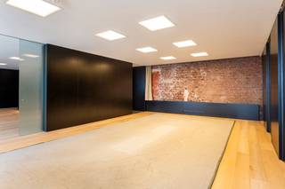 Tussen het nieuwe Zuidpark en het pas gerenoveerde KMSKA, en dus hartje Zuid, vinden we dit uitzonderlijke kantoor terug. Met een gevelbreedte...