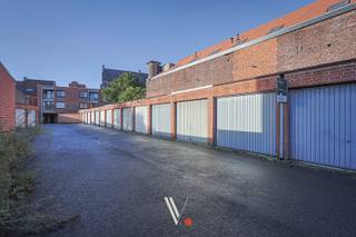 Garage te koop in centrum Izegem! We vinden deze garage onder residentie Marie-Louis en deze is bereikbaar vanaf de Roeselaarsestraat...