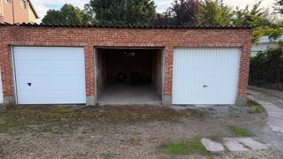 <p>Te koop: Gesloten garagebox in Mechelen, vlot bereikbaar via de Oude Antwerpsebaan.</p><p><br /></p><p>Deze gesloten garage biedt een handige en veilige oplossing voor het stallen van uw wagen, fietsen of extra opslag. Dankzij de gunstige ligging in Mechelen geniet u van een vlotte verbinding naar belangrijke invalswegen. Ideaal voor buurtbewoners die extra parkeer- of bergruimte zoeken. De garage is gemakkelijk toegankelijk en geschikt voor diverse toepassingen.</p><p><br /></p><p>Belangrijkste ruimtes:</p><p>• Gesloten garage met plaats voor een wagen en extra bergruimte</p><p><br /></p><p>Troeven:</p><p>• Praktische gesloten garage</p><p>• Vlot bereikbare ligging in Mechelen</p><p>• Geschikt als parkeerplaats of opslagruimte</p><p><br /></p><p>Neem vandaag nog contact op met je ERA-makelaar voor meer informatie.</p><p><br /></p><p>JOUW DROOMGARAGE. ZO GEVONDEN!</p>