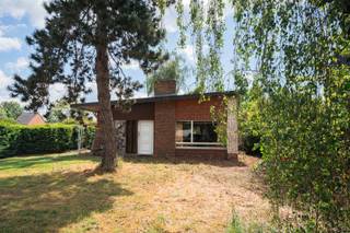Voor meer informatie of om een bezoek in te plannen, neemt u gerust contact op met Gil via 016 792 900 of via gil.christiaens@homixx.be.<br /><br />Bent u op zoek naar een woning met potentieel op een uitzonderlijk perceel? Dan is deze te renoveren bungalow beslist een bezoek waard.<br /><br />Gelegen in een rustige eenrichtingsstraat geniet deze eigendom van een ideale combinatie tussen een vlotte bereikbaarheid en een aangename, groene woonomgeving. Dankzij de nabijheid van verschillende invalswegen bereikt u snel omliggende gemeenten, scholen, winkels en andere voorzieningen, terwijl u thuis volledig tot rust komt.<br /><br />De woning bevindt zich op een prachtig perceel van meer dan 18 are met een gunstige zuidoostelijke oriëntatie. Hierdoor geniet u de hele dag door van een aangename lichtinval en een zonnige tuin, ideaal voor wie houdt van buitenleven, tuinieren of het creëren van een sfeervolle buitenruimte.<br /><br />De huidige bungalow beschikt over een praktische indeling met een aangename leefruimte, een keuken, twee slaapkamers en een badkamer. Hoewel de woning gerenoveerd dient te worden, biedt ze tal van mogelijkheden om ze volledig naar eigen smaak en hedendaagse normen in te richten. Ook het ruime perceel biedt interessante perspectieven voor wie op zoek is naar extra uitbreidingsmogelijkheden, steeds onder voorbehoud van de geldende stedenbouwkundige voorschriften.<br /><br />Deze eigendom is dan ook een unieke opportuniteit voor handige renovatiezoekers, investeerders of gezinnen die dromen van een rustige woonomgeving met alle troeven binnen handbereik.<br /><br />Een perceel met karakter, een uitstekende ligging en een woning boordevol potentieel: de ideale basis om uw woondroom waar te maken.<br /><br />Interesse? Contacteer ons vandaag nog voor meer informatie of een bezoek ter plaatse.