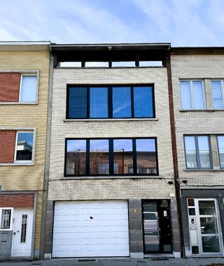 Dit gerenoveerde appartement met garage en magazijn geniet een uiterst centrale ligging, vlak bij winkels, openbaar vervoer en...