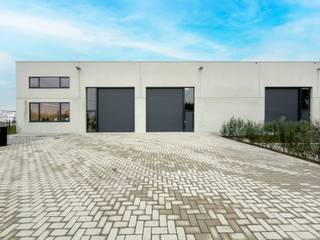 Nieuwbouw KMO-unit van 215 m² met 2 privatieve parkeerplaatsen te koop op een terrein van 334 m².Gelegen op amper 900 m van de Vichtsesteenweg, met...