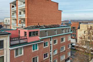 Dit lichtrijke appartement van 91 m² met twee slaapkamers is uitstekend gelegen op wandelafstand van het station, openbaar vervoer, winkels en...