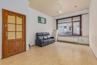 <p><span>Huis te koop in de Duinstraat 119 te 2060 Antwerpen bestaande met </span><span>5 slaapkamers</span><span>, thans ingedeeld in 3 studio's.</span></p><p><span>Het </span><span>centrum van Antwerpen</span><span>, alsook tal van winkels, openbaar vervoer, scholen en invalswegen vind je in de nabije omgeving. </span></p><p><span>Gelegen nabij den Dam, het populaire Eilandje, Park Spoor Noord.</span></p><p><span> </span></p><p><span> </span></p><p><span>Indeling :</span></p><p><span> </span></p><p><span>- droge kelder</span></p><p><span>- gelijkvloerse studio met keuken en douchekamer</span></p><p><span>- studio eerste verdieping met keuken en douchekamer</span></p><p><span>- studio twee verdieping met keuken en douchekamer</span></p><p><span> </span></p><p><span> </span></p><p><span>Troeven:</span></p><p><span>Huidige huuropbrengsten gelijkvloers €700, eerste verdieping €575 en tweede verdieping €650 (inclusief kosten)</span></p><p><span>Conformiteitsattest aanwezig</span></p><p><span>Elektrische installatie conform AREI</span></p><p><span> </span></p><p><span>Ben jij geïnteresseerd in dit huis te koop in Antwerpen, ben je op zoek naar ander vastgoed, een investering of wens je de waarde van jouw eigendom te kennen? Dan ben je bij BOLT immo aan het juiste adres! Wij helpen jou graag verder.</span><span> </span></p><p><span> </span></p>