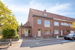 Rustige wijk in bruisende deelgemeente Aalbeke...<br /><br />Via de inkomhal is er toegang tot de ruime leefruimte, die aansluitend verbonden is aan de leefkeuken. Vanuit de leefkeuken is er enerzijds toegang tot wasplaats, die via een tweede voordeur opnieuw uitgeeft aan de voorzijde van de woning, en anderzijds via een doorgang met gastentoilet uitkomt op het achterliggend terras.<br />Op de eerste verdieping zijn er 3 slaapkamers en een af te werken badkamer. <br />Op de tweede verdieping met vaste trap is er een extra slaapkamer en een zolderruimte.<br />Verder zijn er nog een kelder, een toffe tuin en een oprit aan de woning aanwezig.<br /><br />Deze woning ligt in een rustige buurt, waar scholen, openbaar vervoer en winkels in de nabijheid terug te vinden zijn.