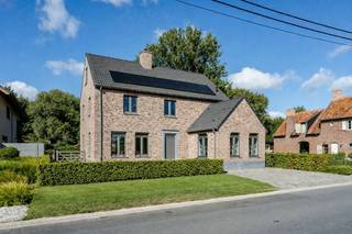 Deze energiezuinige, vrijstaande woning met landelijk karakter werd gebouwd in 2014 op een ruim perceel van 1.335m² in een rustige straat...
