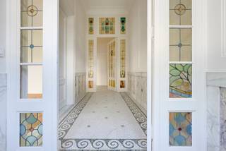 <p>De statige gevel aan de Jan Van Rijswijcklaan trekt al meer dan een eeuw de aandacht. Deze eclectische burgerwoning, ontworpen door architect <strong>Hendrik Delvaux</strong>, ademt nog steeds dezelfde grandeur als toen ze gebouwd werd. Een gevel waar je automatisch even naar opkijkt. En eenmaal de authentieke voordeur opengaat, besef je al snel dat de buitenkant nog maar het begin was.</p>
<p>Welkom.<br />De inkomhal is zonder overdrijven indrukwekkend. Authentieke mozaïekvloeren, kleurrijke glas-in-loodramen, sierlijke moulures die tot aan het plafond doorlopen...<br />Links wacht een royale bureauruimte. Ideaal voor wie regelmatig thuiswerkt, klanten ontvangt of droomt van een stijlvolle bibliotheek.</p>
<p>Verder opent de woning zich langzaam.<br />De eetkamer vormt de verbinding tussen oud en nieuw. Achteraan ligt de volledig uitgeruste leefkeuken. Strak vormgegeven, afgewerkt met luxueuze materialen en voorzien van een praktische keukenberging.<br />En terwijl je staat te koken, kijk je uit op een stijlvolle stadstuin.<br />Waar je rustig ontbijt, lang aperitieft of even aan de stad ontsnapt.</p>
<p>Via de elegante trap gaan we naar de eerste verdieping.<br />De royale leefruimte strekt zich uit aan de achterzijde van de woning. Grote ramen zorgen voor een zee van licht en via het aansluitend, ruime terras verhuis je op zonnige dagen moeiteloos naar buiten.<br />Aan de straatzijde bevindt zich nog een tweede grote kamer. Vandaag misschien een bureau, morgen een tv-kamer, speelkamer of extra slaapkamer.</p>
<p>Nog een verdieping hoger wacht de privésuite.<br />De master bedroom ademt rust en ruimte. Aansluitend vind je een royale dressing en een luxueuze badkamer waar natuursteen, verfijnde materialen en een tijdloze afwerking perfect samenkomen. Met zowel een ligbad als een ruime inloopdouche voelt elke ochtend hier een klein beetje als een hotelverblijf.<br />Ook de praktische wasruimte kreeg een volwaardige plaats op deze verdieping.<br />Helemaal boven bevinden zich nog drie slaapkamers en een tweede badkamer.</p>
<p>Achter al die authentieke charme schuilt bovendien een woning die volledig, kwalitatief werd gerenoveerd.<br />Met een EPC B, conforme elektriciteit, een asbestveilig attest en een hoogwaardige totaalrenovatie geniet je hier volop van karakter, maar ook van jarenlang zorgeloos wooncomfort.</p>
<p>Troeven<br />- Prachtig volledig gerenoveerde burgerwoning<br />- Statige gevel <br />- Royale bewoonbare opp. 353 m²<br />- EPC B<br />- AREI conforme<br />- Asbestveilig<br />- Authentieke elementen met oog voor detail<br />- Indrukwekkende inkomhal<br />- Hoge plafonds en prachtige parketvloeren<br />- Twee ruime bureauruimtes / multifunctionele kamers<br />- Stadstuin en terras op de eerste verdieping<br />- Grote droge kelder</p>