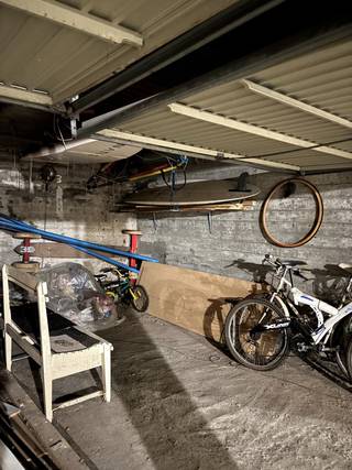 Comfortable staanplaats voorzien met poort te koop op niveau -2. Afmetingen: Breedte: 2,33 m; Diepte: 4,66 m...