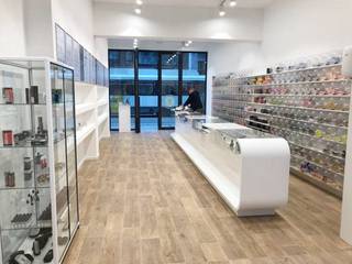 Commercieel gelijkvloers te koop, gelegen op één van de bekendste winkelstraten van Antwerpen centrum. De Nationalestraat vormt het hart van de Antwerpse modewijk en staat bovendien in voor de verbinding tussen het hippe Zuid en de historische binnenstad. 
Een optimale visibiliteit en passage zijn met andere woorden gegarandeerd.

Dit pand heeft een gelijkvloerse oppervlakte van ca. 175 m².  Het gelijkvloers is verhuurd met een handelshuurovereenkomst van negen jaar aan een maandelijkse huurprijs van 2.569 Euro + onr.voorh. ten laste van de huurder. 
Dit pand is geschikt als investeringseigendom. 

Benieuwd naar dit bedrijfsvastgoed te koop in de Nationalestraat in Antwerpen? Contacteer info@immodelestre.be of 054 33 62 52. 
www.immodelestre.be 