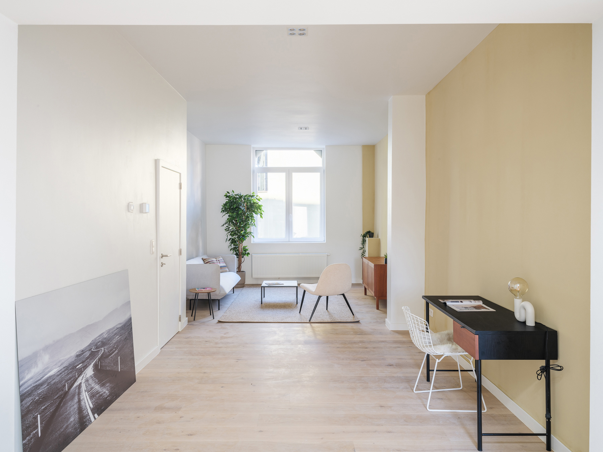 Volledig gerenoveerde woning met tuin en vier slaapkamers - foto 2