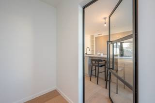 Volledig gerenoveerde en energiezuinige woning met prachtige diepe tuin. <br />Indeling: inkomhal met vestiaire. Glazen smeedijzeren deur die uitgeeft op de knappe leefkeuken voorzien van alle toestellen. Eetplaats en zeer zonnig salon uitgevend op het terras en tuin met prachtige diepte. Bergruimte. <br />Op het verdiep: 3 ruime en lichtrijke slaapkamers telkens voor een dubbel bed, mooi afgewerkte badkamer voorzien van een vrijstaand ligbad en inloopdouche. Afzonderlijk toilet op de nachthal. <br />Achteraan de tuin vindt zich een praktisch bijgebouw voor het stallen van de fietsen en tuinmateriaal (bereikbaar via een rechtstreekse doorgang naar de tuin) in combinatie met een overdekte barbecue ruimte. <br />Bezoek van deze instapklare woning aangeraden en steeds mogelijk op afspraak.