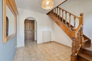 Gelegen in de Musstraat in Houthalen-Oost bevindt zich deze verzorgde vrijstaande woning in een rustige en residentiële omgeving, omringd door charmante villa’s. De ligging is bijzonder gegeerd dankzij de combinatie van rust, privacy en een vlotte bereikbaarheid via de E314 en omliggende invalswegen.Bij het betreden van de woning komt u terecht in een nette inkomhal die toegang biedt tot de verschillende leefruimtes. De woonkamer en eetkamer vormen samen een aangename, lichtrijke leefruimte waar grote raampartijen zorgen voor een open en warm gevoel. Hier geniet u dagelijks van een gezellige en comfortabele woonomgeving.De aansluitende keuken is ruim en functioneel ingericht met voldoende werk- en opbergruimte. Naast de keuken bevindt zich een praktische berging/wasplaats, ideaal voor wasmachine, droogkast en extra stockage. Op het gelijkvloers is bovendien een apart gastentoilet voorzien — een praktische meerwaarde voor bezoekers.De woning beschikt over een droge, goed onderhouden kelder die perfect kan dienen als voorraadruimte, wijnkelder of hobbyruimte. Daarnaast is er een zolderberging die bijkomende opslagmogelijkheden biedt.Op de bovenverdieping bevinden zich drie volwaardige slaapkamers met voldoende natuurlijke lichtinval en ruimte voor een tweepersoonsbed en kasten. Een extra bergkamer op dit niveau kan perfect ingericht worden als dressing, bureau of hobbyruimte. De badkamer is volledig uitgerust en biedt alle comfort met een ligbad, aparte douche, dubbele lavabo en een tweede toilet.Buiten geniet u van een mooie tuin waar rust en privacy centraal staan — een ideale plek om te ontspannen of te genieten met familie en vrienden. De carport zorgt voor een overdekte parkeerplaats naast de woning.Bent u op zoek naar een vrijstaande woning met ruimte, licht en een uitstekende ligging? Dan is dit de ideale gezinswoning die comfort en bereikbaarheid perfect combineert.Contacteer ons voor meer informatie of een bezoek ter plaatse.Bestuursmaatregelen in het maatregelenregister: nee