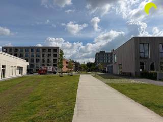 <p><span>Casco kantoorruimte te huur voor vrije beroepen in nieuwbouwcomplex Stadsterras!</span></p><p><span>In het prestigieuze nieuwbouwcomplex Stadsterras bevindt zich deze gelijkvloerse kantoorruimte, ideaal voor vrije beroepen. Dankzij de centrale ligging, vlak naast het park en op wandelafstand van bus-, tram- en treinstation, geniet deze commerciële ruimte van een uitstekende bereikbaarheid. Bovendien bevindt de ondergrondse Indigo-parking zich vlakbij, wat zorgt voor extra parkeergemak voor u en uw bezoekers. Horeca is niet toegelaten.</span></p><p><span>Indeling:</span><span><br />De kantoorruimte is toegankelijk via de rechter inkomdeur van het gebouw. Binnenin wordt de ruimte deels casco opgeleverd, zodat u deze volledig naar eigen wens kan inrichten. De vloer wordt nog afgewerkt met een stijlvolle visgraatlaminaat, wat zorgt voor een moderne en professionele uitstraling.<br />Verder beschikt de ruimte over een apart toilet (reeds geïnstalleerd), airconditioning (reeds geïnstalleerd) en een rechtstreekse toegang tot de ondergrondse parking, wat het dagelijks gebruik extra comfortabel maakt.</span></p><p><span>Nuttige informatie:</span><span><br />· Onmiddellijk beschikbaar<br />· Provisie elektriciteit & water: 150€/maand<br />· Huurwaarborg: 3 maanden<br />· Plaatsbeschrijving: 225€ (per partij)<br />· EPC: EPB in aanvraag. E-peil 30 volgens vergunning</span></p><p><span> </span></p><p><span>Voor een bezoek ter plaatse kan u ons contacteren op het nummer </span><span>03 449 42 41</span><span> of surf naar </span><span><span>www.habicom.be</span></span><span>.</span></p>