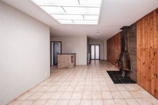 <p><span><strong>Ruime te renoveren woning met 4 slaapkamers, garage en tuin in Lier.</strong></span></p><p><span>Aan de Sint-Bernardusstraat 9 in Lier vind je deze ruime rijwoning met een oppervlakte van 192 m². Een mooie opportuniteit voor wie een woning volledig naar eigen smaak wil renoveren en inrichten.</span></p><p><span>Met vier slaapkamers biedt de woning volop ruimte voor een gezin, een thuiskantoor of een hobbykamer. De inpandige garage zorgt voor praktische parkeer- en bergruimte. De tuin vormt een fijne buitenruimte om te ontspannen of gezellig samen te zijn.</span></p><p><span>Op zoek naar een renovatieproject met ruimte en potentieel? Ontdek de mogelijkheden van deze woning en maak er jouw nieuwe thuis van.</span></p><p><span>Contacteer Radix Vastgoed voor meer informatie of een bezoek ter plaatse.</span></p>