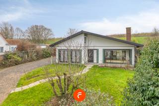 Een vrijstaande en gelijkvloerse woning (BJ: 1971). (Energetisch) te renoveren. Het huis omvat inkomhal, gastentoilet, lichtrijke woonkamer,...