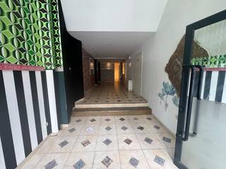 Te Huur: Charmant Handelspand (55m²) in het Hart van Nieuwpoort-Stad!<br /><br />*Polyvalente handelsruimte: Lichtrijke en overzichtelijke oppervlakte van 55 m².<br />*Voorzieningen: Uitgerust met een praktisch keukentje en een privé sanitaire ruimte (toilet).<br />*Parkeergelegenheid: Voldoende parkeermogelijkheden vlak voor de deur voor jou en je klanten.<br />*Individuele tellers: Eigen contracten voor water, gas en/of elektriciteit .<br />*Verwarming op elektriciteit<br /><br />Huurvoorwaarden:<br />*Huurcontract:** Handelshuur (3-6-9)<br />*Huurwaarborg:** 3 maanden huur<br />*Beschikbaarheid: Direct<br /><br />Interesse?<br />Aarzel niet en grijp deze kans om jouw onderneming op de kaart te zetten in Nieuwpoort!<br /><br />???? Contacteer ons vandaag nog voor een plaatsbezoek of meer informatie.