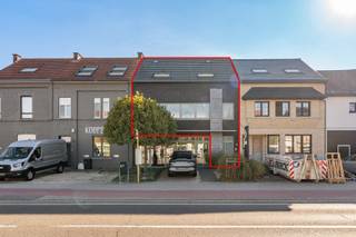 <p>Ruime woning met 4-slpk, terras, tuin en 2 parkeerplekken</p><p>Mail of bel voor info of een bezoek.</p><p>________</p><p>Deze instapklare woning in Wilsele biedt 169 m² woonruimte, vier slaapkamers, twee badkamers en een ruim terras met aansluitende tuin en 2 parkeerplaatsen. Een duplex met het gevoel van een huis. De enige wooneenheid in het gebouw.</p><p>De lichtrijke leefruimte sluit aan op een open keuken met kookeiland, ingebouwde gashaard en maatkasten. Een praktische berging en een bureauhoek bevinden zich eveneens op het eerste verdiep. Via het grote schuifraam stap je rechtstreeks op het grote terras en de aansluitende tuin. Ideaal om buiten te eten, ravotten, ontspannen of gezellig samen te zijn.</p><p>Op de bovenverdieping vind je:<br />- 4 slaapkamers met ingebouwde kasten<br />- 2 badkamers, waarvan één ensuite bij de master bedroom</p><p>Ook een ruime zolder voor extra opslag is aanwezig en niet meegerekend in de bewoonbare 169m2!</p><p>De woning werd gebouwd in 2013 en heeft een EPC-score van 88 kWh/m² per jaar. Je beschikt over vloerverwarming, een condensatieketel, ventilatiesysteem type C, hoogrendementsglas, isolatie en automatische zonwering.</p><p>Met 2 parkeerplaatsen achteraan en je eigen laadpaal voor elektrische wagens zit je alvast qua parkeergelegenheid ook tip-top!</p><p>Winkels zoals Aldi en Delhaize, een bakker, beenhouwer, scholen en kinderopvang liggen vlakbij. Eveneens als goede frituren! Een bushalte bevindt zich voor de deur en met de fiets bereik je het centrum van Leuven in 10 tot 15 minuten, afhankelijk van de benen. Ook de autosnelweg is vlot bereikbaar.</p><p>Liever in't groen? Steek de straat over en je wandelt via de fietspaden de weivelden in richting Wijgmaal. Of wandel richting de Kesselberg en vertoef daar op hoogte met zicht op de skyline van Leuven.</p>