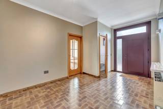Deze ruime villa, gelegen tussen Gent en Deinze en dit op slechts 1km van de grens met zowel Deurle als Drongen, op een perceel van maar liefst...
