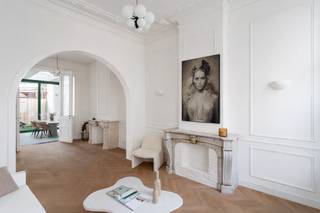 <p>In het hart van de geliefde Markgravebuurt, op wandelafstand van het park en met een vlotte verbinding naar alle invalswegen, vindt u dit prachtig gerenoveerde duplexappartement in een volledig gerenoveerd herenhuis. Hier komen stijl, comfort en energiezuinigheid perfect samen. Het appartement werd met oog voor detail vernieuwd, met een doordachte indeling en een mooie harmonie tussen hedendaags wooncomfort en zorgvuldig behouden authentieke elementen.</p>
<p>Bij het betreden van het appartement komt u terecht in een ruime, lichtrijke leefruimte met prachtige authentieke elementen zoals originele schouwen, sierlijke moulures, glasdeuren en een stijlvolle visgraatparket. Deze leefruimte sluit naadloos aan op de eetruimte met een open keuken, uitgerust met kwalitatieve inbouwtoestellen. Dankzij de grote ramen in de eetruimte, die volledig opengezet kunnen worden, heeft u directe toegang tot het gezellige tuintje en geniet u volop van een heerlijk binnen-buitengevoel.</p>
<p>Op de eerste verdieping bevindt zich aan de voorzijde de masterbedroom, waar de authentieke elementen opnieuw prachtig tot hun recht komen. Vanuit deze kamer heeft u bovendien rechtstreeks toegang tot een gezellig balkon. Daarnaast vindt u hier een tweede slaapkamer, die u volledig naar eigen wens kunt invullen. De stijlvolle badkamer is uitgerust met een ruime inloopdouche, een dubbele lavabo en een toilet.</p>
<p>De ideale thuis voor wie houdt van licht, ruimte en authentieke elementen, gecombineerd met modern wooncomfort.</p>
<p>Interesse?<br />Contacteer LISTED voor een bezoek: +32 3 283 51 51.</p>