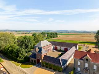 Deze prachtige exclusieve vierkantshoeve op 2 hectare geniet van alle privacy en luxe. <br />Charmant volledig gerenoveerde herenwoning (met behoud van authenticiteit) en binnenkoer, vijver, prachtige tuin met oude bomen, gerenoveerde schuur, paardenstallen + weide & piste, zwembad met poolhouse (+ extra guesthouse) en extra overdekt terras genietend van een open zicht, oude serre, conciergerie (extra vakantiehuis). Mogelijkheid bijkopen extra weides en grond. <br /><br />De herenwoning werd smaakvol gerenoveerd met behoud van de authenticiteit: prachtige inkom, bureauruimte, eetplaats, 2 gezellige zithoeken, orangerie uitgevend op de prachtige tuin met oude bomen, mooie keuken (Aga) met extra ontbijthoek, geïnstalleerde bijkeuken, wasplaats, berging en stookruimte, wijnkelder. Op het verdiep bevinden zich de overloop, 4 grote slaapkamers, dressing, 2 badkamers, fitnessruimte, en grote zolder die nog extra potentieel biedt. Conciergerie: leefruimte, keuken, 2 slaapkamers en badkamer. Zwembad in natuursteen, gerenoveerde serre, pool- en guesthouse (extra douche, sauna) met aanpalend overdekt terras. Gerenoveerde schuur met prachtig gebinte (ideale feestzaal), paardenstallen, piste en weides, en een vijver. Zonnepanelen aanwezig. Bezoek na afspraak met Immo Beguin: sophie@immobeguin.be