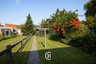 <p>Bent u op zoek naar een te renoveren woning met 4 slaapkamers, een ruime tuin en een garage in Deinze? Dan is deze woning precies wat u zoekt.</p><p>Deze woning is gelegen langs de Oudenaardse Steenweg in Deinze, op een vlot bereikbare locatie nabij het centrum. In de omgeving vindt u winkels, scholen, openbaar vervoer en andere dagelijkse voorzieningen. Dankzij de nabijheid van belangrijke invalswegen geniet u van een uitstekende verbinding richting Gent, Oudenaarde en de E17.</p><p>Indeling:</p><p>Gelijkvloers: Via de oprit bereikt u de inkomhal, die toegang biedt tot de ruime leefruimte. Aansluitend bevinden zich de keuken, badkamer en een praktische kelder. Via de keuken bereikt u de veranda en de ruime tuin. In de tuin vindt u twee bergingen, een ruim tuinhuis en achteraan een garage die zowel via de tuin als via de Koningin Astridstraat bereikbaar is.<br />1ste verdieping: Via de trap bereikt u de nachthal met toegang tot drie volwaardige slaapkamers.<br />2de verdieping: Via een vaste trap bereikt u de zolderverdieping, waar een ruime vierde slaapkamer werd ingericht. Deze ruimte dient nog verder afgewerkt te worden.</p><p>Dankzij de ruime indeling, de grote tuin en de garage met achterliggende toegang biedt deze woning heel wat potentieel voor wie op zoek is naar een renovatieproject.</p><p>Daarnaast kan er een garage worden bijgekocht voor 20.000 euro.</p><p>Interesse? Contacteer ons voor meer informatie of plan een bezoek in.</p>