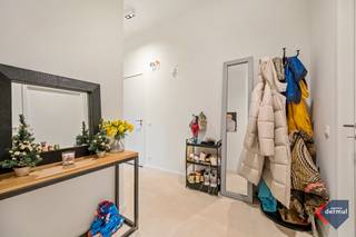 Dit prachtige appartement is gelegen in het hart van Oostende, in een moderne en jonge residentie. De ruime woonkamer met een stijlvolle open keuken biedt een gezellige leefruimte, perfect voor zowel ontspanning als het ontvangen van gasten. Aan de woonkamer bevindt zich een ruim terras, waar u kunt genieten van een aangename buitenruimte. De keuken is praktisch ingericht en grenst aan een handige berging met aansluitingen voor een wasmachine. Het appartement beschikt over twee comfortabele slaapkamers, ideaal voor een gezin.  De badkamer is voorzien van een moderne douche. Daarnaast is er een afzonderlijk toilet voor extra comfort. Het gebouw is uitgerust met een lift en een fietsenberging.<br /><br /> 