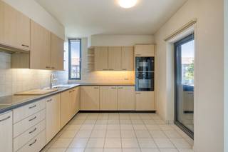 Appartement prêt à emménager (premier étage) le long de la Raadsherenlaan avec 2 chambres, un espace de vie lumineux, 2 terrasses (12m2) et la possibilité d'acheter un garage souterrain (25 000,00 euros). Cet appartement à vendre (90m² de surface habitable, EPB B : 122) bénéficie d'un emplacement central mais calme dans un environnement adapté aux enfants à proximité du centre de Sint-Kruis (Bruges), des transports en commun, des commerces de proximité, des grands magasins, des écoles, des centres sportifs et avec une connexion facile vers Bruges, Damme, Knokke, Maldegem...<br />Disposition :<br />* Premier étage (environ 90 m²) :<br />- Hall d'entrée spacieux (10m2) avec toilettes invités ;<br />- salon lumineux (33m2) avec fenêtre coulissante qui vous donne accès à la terrasse ensoleillée ;<br />- cuisine séparée et meublée (12m2) avec four, plaque vitrocéramique, hotte, double évier, réfrigérateur et placards ; <br />- un débarras pratique et spacieux (5 m2) adjacent à la cuisine avec raccordement pour le lave-linge, le système de chauffage central et le système de ventilation ;<br />- 2 chambres (15m2 et 11m2) avec terrasse attenante ;<br />- salle de bain (4m2) avec douche, lavabo dans le meuble + espace de rangement supplémentaire ;<br />* Niveau -1 :<br />- Rangement privé au sous-sol ;<br />- Possibilité d'acheter un box de garage privé souterrain (25 000,00 euros).<br /><br />CPE : 122 kWh/m²<br />CPE : <br /><br />Registre des mesures: non