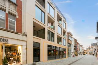 Dit nieuwbouw handelsgelijkvloers bevindt zich in het centrum van Aalst op een commerciële topligging nabij winkels, scholen, station,...