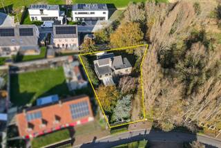 In een rustige en groene woonomgeving ontdek je deze vrijstaande woning met een ruime tuin rondom. Dankzij haar doordachte indeling, talrijke kamers en praktische opbergmogelijkheden vormt ze een ideale gezinswoning met tal van gebruiksmogelijkheden. De leefruimte sluit mooi aan op de veranda, waardoor je een aangename verbinding hebt met de tuin. Daarnaast vind je op het gelijkvloers de keuken en een extra kamer die perfect dienst kan doen als bureau of slaapkamer.<br />Op de verdieping bevinden zich drie comfortabele slaapkamers, een badkamer én een bijkomende ruimte die je volledig naar wens kan inrichten — ideaal als hobbykamer, werkplek of ontspanningsruimte. Daarbovenop beschikt de woning nog over een zolder én een kelderverdieping met garage, technische ruimte en extra stockage.<br /><br />Buiten geniet je van een bijzonder ruim perceel dat volop mogelijkheden biedt voor tuinliefhebbers, spelende kinderen of wie gewoon graag van rust en privacy houdt.<br /><br />Ontvang een gratis en vrijblijvende schatting van uw eigendom via:<br />www.residentievastgoed.be/gratisonlineschatten<br /><br />EPC: 359 kWh/m² - UC: 3734816 ~ Vg, Wg, Gvkr, Gvv, Gmo ~ Ref. MI24130