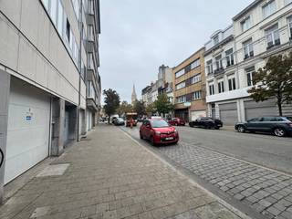 Interessante investeringsopportuniteit met een jaarlijkse huuropbrengst van circa € 45.500! <br /><br />Deze opbrengsteigendom, gelegen in de Houwerstraat te Antwerpen, biedt een interessante opportuniteit voor investeerders die op zoek zijn naar een vastgoedbelegging met onmiddellijke huurinkomsten en toekomstig renovatiepotentieel.<br />Het gebouw is momenteel ingedeeld in 7 verhuurde woonunits/studio's, verspreid over het gelijkvloers en drie verdiepingen.<br />De eigendom bevindt zich in een te renoveren staat en biedt mogelijkheden tot herwaardering en optimalisatie, uiteraard rekening houdend met de geldende stedenbouwkundige voorschriften en vergunningen.<br /><br />Huidige huurinkomsten:<br />Gelijkvloers± 75 m² € 558,67/mnd<br />1ste vooraan± 39 m² € 496,45/mnd<br />1ste achteraan± 27 m² € 549,96/mnd<br />2de vooraan± 39 m² € 579,96/mnd<br />2de achteraan± 27 m² € 615,00/mnd<br />3de vooraan± 39 m² € 361,00/mnd<br />3de achteraan± 27 m² € 630,00/mnd<br />Totale maandelijkse huuropbrengst: € 3.791,04/mnd. Totale jaarlijkse huuropbrengst: € 45.492,48/jr. Daarnaast betaalt iedere huurder maandelijks € 40 provisie voor water en elektriciteit van de gemeenschappelijke delen.<br /><br />Verhuurbare oppervlakte: +/- 273 m² (gemene delen +/- 40 m²)<br /><br />Belangrijke informatie:<br />Hoewel het gebouw momenteel is ingedeeld in 7 woonunits, beschikt de eigendom slechts over 3 officiële busnummers. De stedenbouwkundige en vergunningsrechtelijke toestand van de bestaande indeling dient door de kandidaat-koper te worden nagegaan.<br /><br /><strong>Alle vermelde oppervlaktes zijn indicatief. De stedenbouwkundige toestand, vergunde indeling en conformiteit van de woonunits dienen door de kandidaat-koper te worden geverifieerd.</strong><br /><br /> 