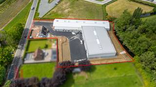 Dit <strong>hoogwaardig bedrijfsgebouw</strong> heeft een totale oppervlakte van 1.420 m² waarvan 265 m² kantoren en sociale ruimte. De site is vlot bereikbaar dankzij de centrale ligging in Wichelen, met directe aansluiting op de N416. Via deze weg bereikt u in enkele minuten de N41, die zorgt voor een uitstekende verbinding richting de E40 en de E17. Ook Dendermonde, Aalst en Lokeren bevinden zich op korte rijafstand. <br /><br />De loods is uitgerust met <strong>2 sectionale poorten</strong>, lichtstraten en een duurzame polybetonvloer. Daarnaast worden ook verlichting en elektriciteit volledig voorzien in de loods. De kantoren worden <strong>instapklaar </strong>opgeleverd en beschikt over sanitaire voorziening. Bovendien wordt het geheel gebouwd volgens <strong>brandklasse C</strong>, waardoor het pand een uitstekende basis biedt voor diverse bedrijfsactiviteiten. Tevens zijn technische<strong> aanpassingen bespreekbaar</strong>, zoals het voorzien van rolbruggen. <br /><br />Een grote troef van deze site is de<strong> ruime buitenverharding</strong>, wat zorgt voor ruime manoeuvreermogelijkheden, buitenopslag of parkeergelegenheid. Ook zijn er <strong>oplaadpunten </strong>aanwezig op de parking. <strong>Onmiddellijk beschikbaar!</strong><br /><br />Contacteer PANORAMA B2B voor bijkomende informatie, plannen of een vrijblijvend plaatsbezoek via <strong>0477 06 30 30.</strong>