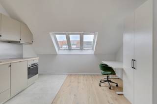 <span><strong>**Vraag uw brochure op/bezoek aan**</strong></span><br /><br />Op een steenworp van het centrum van Leuven kan je dit opbrengstpand met 5 vernieuwde studio's terugvinden. We bevinden ons dus in de begeerde omgeving van Gasthuisberg en ook een vlotte bereikbaarheid met het openbaar vervoer en een aansluiting op tal van verbindingswegen. Kortom zitten we op een toplocatie met allerlei faciliteiten in de buurt!<br /><br />Alle studio's zijn bemeubeld en beschikken over een volledig geïnstalleerde keuken, privatieve badkamer en enkele beschikken over een privatieve buitenruimte. Kortom, deze studio's bieden alles voor jong professionals en studenten op zoek naar een comfortabele woonplek op de stadsgrens.<br /><br />UNIT 00.01: Studio gelijkvloerse verdieping (25,85 m2), privatieve keuken, badkamer, aparte slaapruimte en privatief terras.<br />UNIT 00.02: Studio gelijkvloerse verdieping (28,63 m2) achterzijde, privatieve keuken, badkamer en privatief terras.<br />UNIT 00.03: Studio gelijkvloerse verdieping (23,76 m2) achterzijde, privatieve keuken, badkamer, aparte slaapruimte en privatief terras met uitzicht op groen.<br />UNIT 01.01: Studio eerste verdieping (25,66 m2), privatieve keuken, badkamer en aparte slaapkamer.<br />UNIT 02.01: Studio tweede verdieping (22,31 m2), privatieve keuken, badkamer en aparte slaapkamer. <br /><br /><span><strong>Op zoek naar een investering met onmiddellijk rendement? Dan ben je hier op het juiste adre</strong></span>s!<br /><br /><span><strong>Interesse? Vraag je brochure op en plan uw bezoek in met onze Expert Investeringsvastgoed: jack@connect-immo.be of 0495 53 46 49</strong></span><br /><br />EPC 00.01: 30 kWh/m² - 3535116<br />EPC 00.02: 49 kWh/m² - 3535173<br />EPC 00.03: 26 kWh/m² - 3535383<br />EPC 01.01: -12 kWh/m² - 3535253<br />EPC 02.01: 14 kWh/m² - 3535220