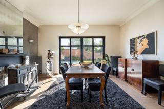 <h3><span>Vente : Maison de maître très spacieuse avec 6 chambres, bureau et piscine</span></h3><p><span>Vous êtes à la recherche d'un </span><span>manoir majestueux et exceptionnellement spacieux</span><span> avec de nombreuses possibilités ? alors cette propriété unique pourrait être votre prochaine maison ou espace de pratique !</span></p><h4><span>Caractéristiques</span></h4><ul><li><span> </span><span>6 chambres de taille normale</span><span>, idéales pour une grande famille ou pour ceux qui souhaitent un espace supplémentaire pour leurs invités.</span></li><li><span> </span><span>Possibilité de créer une deuxième salle de bain</span><span> à votre goût.</span></li><li><span> </span><span>Bureau séparé et très spacieux</span><span> parfait pour les professions libérales, bureau à domicile ou espace de pratique.</span></li><li><span> </span><span>Agréable jardin avec piscine</span><span> pour profiter et se détendre en toute intimité.</span></li><li><span> Les éléments authentiques et les hauts plafonds donnent une impression de luxe et de charme.</span></li></ul><h4><span>Avantages</span></h4><ul><li><span>Grande </span><span>surface habitable</span><span> et agencement pratique.</span></li><li><span>Combinaison de la vie & et du travail sous un même toit.</span></li><li><span>Situation centrale et facile d'accès.</span></li></ul><h4><span>Idéal pour :</span></h4><ul><li><span>Les familles nombreuses</span></li><li><span>Les générations qui vivent ensemble</span></li><li><span>Les professions libérales (médecin, avocat, architecte, thérapeute, )</span></li><li><span>Les personnes qui aiment combiner espace et confort</span></li></ul><p><span> </span></p><p><span>Conseils gratuits avec évaluation gratuite de votre bien <br />N'hésitez pas à nous contacter ! </span></p><p><span> </span></p><p>Sven<span><span>Peeters<br />Sven</span></span><span>@home4you.be<br />+32 478 24 08 53<br />7/7 disponible</span></p>