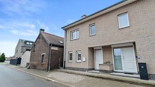 Gelegen te Steenkuilstraat 6 in Maasmechelen vind je deze charmante woning die zowel door haar ligging als door haar indeling meteen weet...