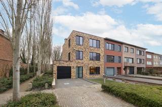 EXCLUSIEVE INSTAPKLARE WONING OP EEN GROENE RESIDENTIËLE LOCATIEOntdek deze uitzonderlijke, instapklare woning op een gegeerde locatie nabij het...