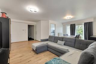 Appartement (99m²) met twee slaapkamers gelegen op de eerste verdieping van de residentie Helix. Het appartement is gelegen in de Joseph Bracopslaan, vlakbij de Westland Shopping Center. Het appartement beschikt over een mooie oppervlakte van 99m² en een aangenaam terras 7m² met zicht op de binnentuin.<br /><br />Het appartement is als volgt ingedeeld: <br />- lichtrijke woonkamer met toegang tot het terras van 7m²<br />- gesloten keuken voorzien van al het nodige comfort: oven, vaatwasmachine, kookvuur en dampkap<br />- twee slaapkamers 13m² en 11m²<br />- badkamer voorzien van ligbad en dubbele wastafel<br />- berging met aansluiting voor was -en droogmachine<br />- apart toilet<br />- kelder op -1 (KA10)<br />- mogelijkheid om een staanplaats op -1 aan te kopen voor 25.000 EUR<br /><br />Vraagprijs: 269.000 EUR + staanplaats 25.000 EUR (SA6); <br /><br />Het appartement beshcikt over een EPC-attest C waardoor het reeds voldoet aan de energetische normen voor Brussel (2033). <br /><br />Dankzij de ligging vlakbij Westland Shopping Center kan u terecht in talloze winkels, horecazaken en beschikt u daar en boven over een zeer vlotte verbinding met openbaar vervoer.<br /><br />Wenst u dit appartement te bezichtigen? Doe een aanvraag via www.dewaele.com of contacteer Danielle Kaluza 0491 27 21 88.