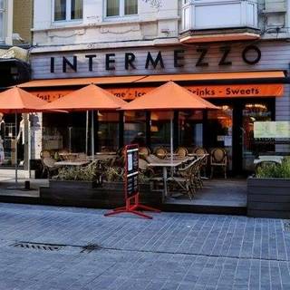 Ruime brasserie - tea Room in de drukste en gekendste straat van Oostende. Handelshuurcontract over te nemen. Vrij van brouwer.<br /><br />Volledig geïnstalleerd, perfect onderhouden, grote kelders, voorraadkamer op tussenverdiep.<br />Overname aandelen bespreekbaar.<br /><br />Contacteer ons voor meer info