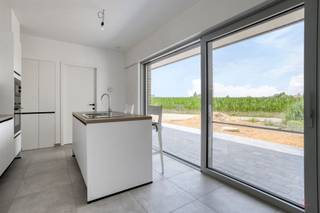 <p><span><strong>Ruime en recent gerenoveerde woning te Waregem.</strong></span></p><p><span><span> </span></span></p><p><span><span>Deze recent gerenoveerde woning gelegen op een rustige locatie te Waregem biedt veel bewoonbare ruimte en is ideaal voor gezinnen. De woning beschikt over 3 slaapkamers en een grote zolder dat kan dienen als opslagruimte of hobbyruimte.</span></span></p><p><span><span>Bovendien is de garage bereikbaar via een dubbele garagepoort waardoor er voldoende plaats is voor meerdere wagens of extra stockage.</span></span></p><p><span><span> </span></span></p><p><span><span>Tevens is er de mogelijkheid tot het huren van een loods van 500 m²voor stockage, de loods heeft een aparte oprit en ingang. </span></span></p><p> </p><p><span><span>Indeling gelijkvloers:</span></span></p><p><span><span>Inkomhal, ruime woonkamer, recente keuken, bergruimte, wasplaats, badkamer, ruime garage.</span></span></p><p><span><span> </span></span></p><p><span><span>Indeling 1ste verdiep:</span></span></p><p><span><span>Nachthal, 3 slaapkamers, zolder.</span></span></p><p><span><span> </span></span></p><p><span><span>Troeven:</span></span></p><p><span><span>- Recent gerenoveerde woning</span></span></p><p><span><span>- Ruime woning</span></span></p><p><span><span>- Ruime garage</span></span></p><p><span><span>- Rustig gelegen</span></span></p><p><span><span> </span></span></p><p><span><span>EPC-label: B</span></span></p><p><span><span>Beschikbaarheid: 1 september 2026</span></span></p><p><span><span>Huurprijs: € 1.100</span></span></p><p><span><span>Huurwaarborg: 3 maanden huur</span></span></p><p><span><span>Extra kosten: eenmalige kost voor huurder voor de plaatsbeschrijving</span></span></p><p><span><span> </span></span></p><p><span><span> </span></span></p><p><span><span> </span></span></p><p><span><span> </span></span></p>