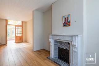 Deze burgerwoning met <strong>karaktervolle gevel</strong> heeft een uitstekende ligging. Op enkele minuten heeft u het station Gent Sint-Pieters, het historisch centrum, verschillende winkels en het openbaar vervoer. Om de hoek vindt u het Miljoenenkwartier waar u geniet van groen en rust. De woning heeft verschillende <strong>authentieke elementen</strong> zoals de originele parketvloeren, deuren en schouwen. Bovendien zorgen de <strong>hoge plafonds</strong> voor een extra ruimtelijk gevoel in de woning.<br /><br />U komt de woning binnen via de inkomhal waar u toegang heeft tot de woonkamer, de keuken, apart toilet en de kelder. De <strong>ruime woonkamer</strong> gaat naadloos over in de keuken, dewelke voorzien is van eetplaats. Achterliggend heeft u nog een praktische berging. Via de keuken heeft u toegang tot de<strong> tuin met aangelegd terras</strong>. <br /><br />Op een eerste tussen verdiep heeft u de badkamer met achterliggend extra bergruimte. Verder op het eerste verdiep vindt u twee ruime slaapkamers. Op het tweede verdiep heeft u nog een bergruimte/ dressing en twee slaapkamers<strong>.</strong><br /><br />Met de nodige opknapbeurt maakt u van deze woning een prachtige thuis! Wenst u deze woning te bezoeken, neem dan contact op via 09 278 88 88 voor het maken van een afspraak.