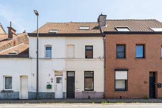 <p><u><strong>Te koop:</strong></u> charmante woning in het centrum van Wezembeek-Oppem, op korte afstand van scholen, openbaar vervoer en groene parken.<br /><br />Deze woning, gebouwd tussen 1919 en 1930, combineert authentieke charme met moderne comfortelementen. Dankzij het EPC-label B is er geen renovatieverplichting, het elektrisch attest is conform en de aanwezige zonnepanelen zorgen voor een lagere energiekost. De ligging nabij invalswegen maakt woon-werkverkeer eenvoudig, terwijl de ruime tuin van 170 m² een heerlijke plek biedt om te ontspannen.<br /><br /><u><strong>Belangrijkste ruimtes:</strong></u><br />• Woonkamer (14,4 m²) met gezellige sfeer en natuurlijke lichtinval<br />• Keuken (13,6 m²) met directe toegang tot de tuin<br />• Badkamer (7,4 m²) met functionele indeling<br />• Slaapkamer (14,5 m²) ruim en licht<br />• Slaapkamer (13,0 m²) comfortabel<br />• Slaapkamer (6,8 m²) ideaal als kinderkamer of bureau<br />• Hal (13,7 m²) en hal (6,4 m²) met praktische verbindingen<br />• Tuin (170 m²) perfect voor buitenactiviteiten<br /><br /><u><strong>Troeven:</strong></u><br />• EPC B: geen renovatieverplichting<br />• Conform elektrisch attest<br />• Zonnepanelen aanwezig<br /><br />Meer informatie of een bezoek met Nicolas Geeraerts? Contacteer ons via +3223351115<br />JOUW DROOMHUIS. ZO GEVONDEN!</p>