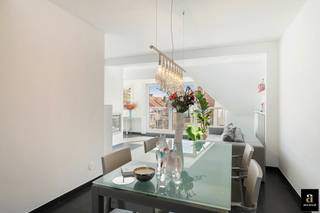 Zonnig duplex-appartement van 125m² met uitzonderlijke terrassen, gelegen op wandelafstand van de zee en de winkels. <br />Indeling: inkomhal met vestiaire en gastentoilet. Ruime, lichtrijke woon- en eetkamer met bureau en toegang tot een zonnig terras aan zowel de voor- als achterzijde. Volledig uitgeruste keuken en douchekamer. Op de bovenverdieping bevindt zich de hoofdslaapkamer met dressing. Aanpalend is de badkamer met ligbad, douche, dubbele lavabo en toilet (aansluiting voor wasmachine en droogkast). Tweede slaapkamer met ruimte voor zowel een enkel bed of een dubbel bed. Grote kelder inbegrepen.<br />Contacteer ons voor meer informatie of een bezichtiging.