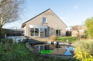 In een rustige, groene omgeving in het charmante en landelijke Zwevezele vindt u deze energiezuinige en bijzonder ruime woning die comfort, licht en leefruimte perfect combineert.<br /><br />De woning beschikt over maar liefst 5 volwaardige ruime slaapkamers, waarvan één slaapkamer op het gelijkvloers – ideaal voor wie gelijkvloers wil wonen, een praktijk aan huis wenst of extra flexibiliteit zoekt.<br /><br />Bij het binnenkomen wordt u verwelkomd in een royale inkomhal die meteen een gevoel van ruimte en klasse uitstraalt. De zeer lichtrijke en ruime living vormt het hart van de woning en nodigt uit tot gezellige familiemomenten. Aansluitend bevindt zich de volledig uitgeruste keuken, die uitkijkt op het terras en de tuin en perfect is voor wie houdt van koken met zicht op het groen.<br /><br />Buiten geniet u van een mooie, verzorgde tuin met open verzichten, waar rust en privacy centraal staan. Dankzij het terras is het hier heerlijk vertoeven tijdens zonnige dagen en lange zomeravonden.<br /><br />Verder beschikt de woning over een grote garage, een ruime oprit met voldoende parkeergelegenheid en is ze voorzien van alle hedendaagse comfort.<br /><br />✨ Een woning die u moet ervaren om haar volledige potentieel te ontdekken. Contacteer me snel voor een bezoek en laat dit pareltje niet aan je voorbijgaan!<br /><br />Denk je erover om jouw woning te verkopen? Wij bieden je een professionele en vrijblijvende waardebepaling! 📞 051 47 48 47