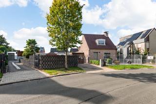 <p>Située dans un agréable quartier de Lint, cette charmante maison est proposée avec une vaste parcelle de pas moins de <strong>825 m²</strong>. Le bien est vendu selon le principe du <strong>sell &amp; lease back</strong> : après la vente, le propriétaire actuel continuera à occuper l’habitation dans le cadre d’un bail à vie, moyennant un loyer mensuel de 3.500,00 €. Une formule intéressante pour les investisseurs à la recherche d’un rendement locatif immédiat, combiné à un beau potentiel à long terme.<span></span></p>
<p>La maison bénéficie d’un agencement pratique et d’une atmosphère chaleureuse et accueillante. Le hall d’entrée mène vers l’agréable séjour, suivi de la cuisine équipée. Le rez-de-chaussée comprend également un débarras pratique, une salle de bains avec douche à l’italienne ainsi que deux chambres. Une troisième chambre a été aménagée au premier étage.</p>
<p>À l’arrière, le <strong>très charmant jardin</strong> constitue sans aucun doute l’un des principaux atouts de la propriété. La véranda offre une agréable vue sur la verdure, tandis que le superbe <strong>étang de baignade aménagé</strong> crée une atmosphère particulièrement paisible au cœur du jardin.</p>
<p>Le <strong>complexe de garages attenant</strong> représente une plus-value considérable. Cette partie est située sur un <strong>intéressant terrain à bâtir</strong> et offre ainsi de nombreuses possibilités pour l’avenir. La combinaison de l’habitation existante, de la vaste parcelle et du potentiel de développement du terrain fait de l’ensemble une opportunité immobilière particulièrement polyvalente.</p>
<p>Grâce au bail à vie, l’acquéreur bénéficie dès l’acquisition d’un <strong>revenu locatif mensuel de 3.500,00 €</strong>, tandis que le terrain à bâtir offre d’intéressantes perspectives à plus long terme.</p>
<p><strong>Données techniques :</strong> chauffage central au gaz, double vitrage avec châssis en PVC, véranda, complexe de garages et étang de baignade.</p>
<p><strong>Renseignements urbanistiques et attestation du sol disponibles. Non conforme aux normes de sécurité en matière d’amiante ! Le bien n’est pas situé dans une zone à risque d’inondation (scores P et G : A). Obligation de rénovation non applicable.</strong></p>