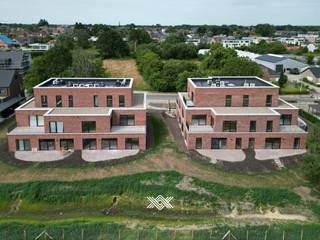 Dit lichtrijke appartement maakt deel uit van de succesvolle ontwikkeling 'De Lijsters' en is gelegen in de groene rand van het centrum van Merelbeke. Deze ligging biedt een ruim aanbod aan winkels, diensten, sport- en recreatiemogelijkheden, terwijl de vele groene zones zorgen voor een aangename en rustige woonomgeving.<br /><br />Het appartement geniet van een uiterst praktische indeling met een bewoonbare oppervlakte van maar liefst 161 m<sup>2</sup> en twee ruime zonneterrassen.<br /><br />De indeling is als volgt: via de inkomhal met gastentoilet komt u binnen in de ruime en lichtrijke leefruimte, waar de eetplaats en open keuken vloeiend in elkaar overgaan. De grote raampartijen en schuiframen zorgen voor een overvloed aan natuurlijk licht en geven rechtstreeks toegang tot het eerste terras, goed voor 15 m² aan buitenruimte. Aansluitend op het gastentoilet bevindt zich een berging, perfect voor extra opslag en de technische installaties.<br />Op de bovenverdieping bevinden zich drie volwaardige slaapkamers en een tweede terras van 11m². De master bedroom beschikt over een eigen en-suite badkamer met inloopdouche en dubbele wastafel, terwijl de twee overige slaapkamers een tweede badkamer delen met ligbad en dubbele wastafel. Daarnaast is er een afzonderlijk toilet op deze verdieping.<br /><br />Dit appartement combineert een slimme indeling met royale leefruimtes, veel lichtinval en een kwalitatieve afwerking. De ideale, energiezuinige thuis voor gezinnen en koppels die op zoek zijn naar ruimte en wooncomfort. Bovendien geniet u van een verlaagd btw-tarief van 6% op de volledige constructiewaarde.<br /><br /><strong>Benieuwd naar dit rustig gelegen, hedendaagse nieuwbouwappartement vlakbij het centrum van Merelbeke? Maak vrijblijvend een persoonlijke afspraak via jens@landbergh.be of 09 225 25 24.</strong>