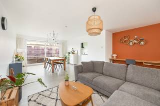 <p><span>Lichtrijk twee slaapkamer appartement met autostaanplaats</span></p><p><span> </span></p><p><span>Gelegen in de 'Vogeltjeswijk' nabij alle faciliteiten zoals supermarkten, scholen en openbaar vervoer. </span></p><p><span>Verschillende parken en ontspanningsmogelijkheden zijn vlakbij!</span></p><p><span> </span></p><p><span>+ Gunstig EPC B! </span></p><p><span>+ Autostaanplaats in de ondergrondse garage inbegrepen</span></p><p><span>+ Twee volwaardige slaapkamers</span></p><p><span>+ Mooie afwerking</span></p><p><span> </span></p><p><span>Het appartement is gelegen op de vierde verdieping, te bereiken met de lift of de trap. </span></p><p><span>Ruime inkomhal met gastentoilet. Open leefruimte met grote raampartijen naar het balkon vooraan die zorgen voor veel natuurlijke lichtinval. </span></p><p><span>Volledig uitgeruste keuken met aansluitend een praktische berging. </span></p><p><span>Achteraan zijn twee volwaardige slaapkamers (ca. 16 en 10 m²) en een badkamer met inloopdouche, lavabo en aansluiting voor wasmachine.</span></p><p><span>In de ondergrondse garage is een autostaanplaats en kelderberging. </span></p><p><span> </span></p><p><span>Huurprijs: €950/maand</span></p><p><span>Maandelijkse kosten voor gemene delen en water: €80/maand</span></p><p><span>Elektriciteit en gas af te sluiten op eigen naam. </span></p><p><span>Beschikbaar vanaf 1maart 2026. </span></p><p><span> </span></p><p><span>Interesse in dit mooie appartement?</span></p><p><span>Gelieve de bezoekaanvraag in te vullen onderaan de advertentie op <span>https://www.sinjoor.be</span></span><span> en alle vragen te beantwoorden. </span></p><p><span>De dossierverantwoordelijke neemt nadien contact op met jou. </span></p><p><span> </span></p><p><span> </span></p>