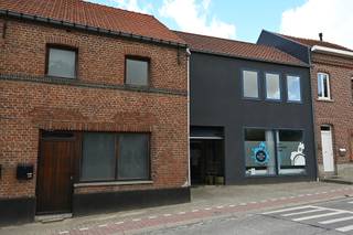 In het centrum van Oud-Heverlee bevindt zich deze veelzijdige eigendom met een praktijkruimte (200m²) op het gelijkvloers en een appartement...