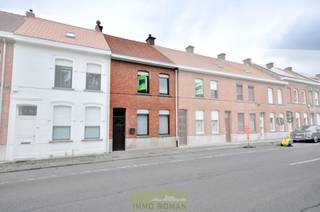 Deze te renoveren woning bevindt zich aan de rand van Ronse en op een boogscheut van het centrum, scholen, winkels en het station. Achteraan het perceel beschikt de woning over een <strong>zeer ruime</strong> <strong>garage en aparte doorgang</strong>, wat zorgt voor een <strong>handige uitweg. </strong><br /><br /><strong>Indeling</strong>: via de inkomhal bereikt u de woon- en leefruimte en aansluitend de keuken. Verder beschikt de woning over een badkamer, wasplaats en veranda.<br />Op de eerste verdieping bevindt zich een eerste volwaardige slaapkamer. Daarnaast is er nog een tweede ruime slaapkamer met <strong>vaste trap naar de zolderverdieping</strong>, waar eenvoudig een extra slaapkamer kan worden ingericht.<br /><br />Het dak is reeds vernieuwd en geïsoleerd. Tevens is er <strong>GEEN renovatieplicht </strong>aanwezig, dit geeft u als koper de tijd en ruimte alles naar wensen te renoveren.<br /><br />Interesse? Contacteer Kyamo De Smet: 0479 06 13 71 of kyamo@immoroman.be