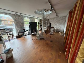 Dit commercieel handelspand is ideaal gelegen in het centrum van Roeselare. Dankzij de centrale ligging geniet u van een uitstekende zichtbaarheid en bereikbaarheid.<br /><br />Het pand bestaat uit een inkomruimte die toegang geeft tot een open handelsruimte op het gelijkvloers. Centraal in deze ruimte bevindt zich een karaktervolle ronde trap die leidt naar de bovenverdieping. Deze verdieping biedt een tweede volwaardige ruimte die perfect kan dienen als extra winkelruimte, kantoor of stockage.<br /><br />Daarnaast beschikt het pand over een gunstige EPC-score B, wat zorgt voor een energiezuinig en comfortabel gebruik.<br /><br /><u>Troeven:</u><br />- Centrale ligging in Roeselare<br />- Twee volwaardige verdiepingen<br />- Unieke ronde trap als eyecatcher<br />- Flexibele invulling mogelijk<br />- Energiezuinig (EPC B)<br /> 